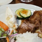 キッチン ブルー グローブ - 最後にポテサラ、備え付け野菜に手を伸ばし