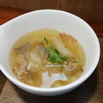 キッチン ブルー グローブ - 白菜スープのアップ