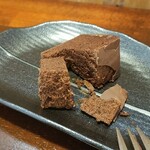 キッチン ブルー グローブ - ケーキをカット