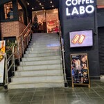 MIKAGE COFFEE LABO geｌato - お店は阪神電車高架下で、御影駅改札前、１階は左手に入口がありジェラートのお店みたい