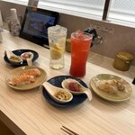 Kanda Edokko Zushi Sumatorenkita Guchiten - ドリンクセットと炙りサーモン、げそ