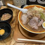 えどもんど - ラーメン(少なめ)【豚2枚】¥980(コール:ニンニクアブラ)+生玉子¥50