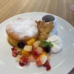 ATELIER CAFE - パンケーキにはフルーツと生クリーム、鹿のクッキー