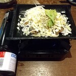 Uma Karaage To Izakameshi Mirai Zaka - エビのチーズフォンデュは鉄板で調理していただきます。火はテーブルで付けます。調理法の指南書付き。