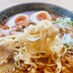 Azuma Shokudou - 手打ちの中太ちぢれ麺がスープに良く合います。