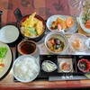 海川 - 左が日替わりおかずサバの竜田揚げ（盛り付けが美）。天麩羅、デザート、刺身、煮物、酢の物、御飯、サラダ、漬物、モズク、味噌汁。これに食後のセルフコーヒーが付いて\1200は店主さんの心意気を感じます。