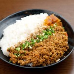 Kushiyaki Musashiya - 当店オリジナル！豚ひき肉を使った六三四八カレーです。
      一度食べたらハマる事マチガイナシ…！