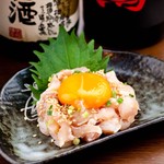 Kushiyaki Musashiya - みつせ鶏の刺身をユッケ風にアレンジしました。
      タレ・塩2種類の味をお選び頂けます。
