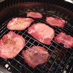 万両 - 塩タンを焼き焼き