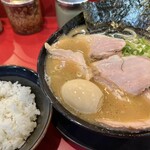 家系ラーメン王道 王道之印 - チャーシューメン（1,170円）＋きざみネギ（80円）＋味付玉子（120円）＋ライス並（130円）