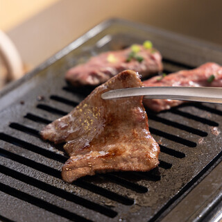 Feel free to enjoy Kuroge Wagyu beef made with luxury ingredients ♪ There is also a smokeless roaster in the open seating area.