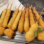 Kushikatsu Tanaka - 各種串揚げ。これで2500円くらい。