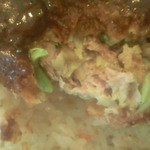 オカノカリー - [2013.11再訪]メンチカツカレーのメンチカツの中身。粗挽きのお肉とキャベツやレンコンの食感にこだわりを感じる