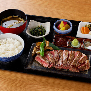 ``Japanese Beef Grilled Gozen'' with a hearty 5cm thick Steak