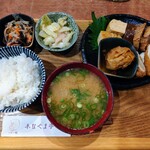 あなぐま亭 - 令和5年12月
ランチタイム(11:30〜14:00)
お昼の定食 税込750円
肉おかず4種盛り(カブ巻カツ、ロール白菜、豚の味噌煮、出汁巻き玉子)、小鉢2種、ご飯、みそ汁