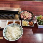 焼肉牧場　ぼくんち - カルビ定食1300円(写ってないですが湯呑みにワカメスープもあります)