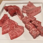 焼肉あきら漸 - クリ(出雲かつべ和牛)
      コサンカク(出雲かつべ和牛)
      ミスジ(出雲かつべ和牛)
      サーロイン(隠岐牛)