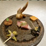 Kongusuto - ピンチョス盛合せ：ヒルダ（オリーブとアンチョビと青唐辛子の酢漬けの串）、黒バイ貝の塩茹で 刻み野菜、ハガツオの魚醤のマリネ ハガツオの生ハム乗せ、イベリコ豚の生ハムのコロッケ、エンパナーダ（包み焼きパン）、手羽先のチョリソー詰め