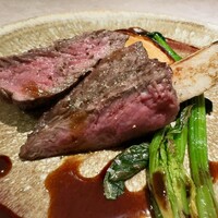 コングスト - あか牛のランプ芯の炭火焼き 葡萄の枝の香り 牛のブイヨンとシェリー・ビネガーのソース ちぢみほうれん草とカブ
