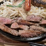 うえすたん - 熱々の鉄板で赤身のお肉を焼いてます