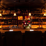 ザバーアルカサル - 『バックバー』には、世界の洋酒が『１０００本』以上。