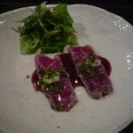 酒盃 - お肉料理（牛肉のタタキ、牡蠣とキウイのソース）