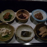 酒盃 - 箱膳（菜の花、キノコ、イカの沖漬けだったか・・・、いぶりがっこの白和え、にしん、鶏モツ）