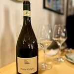 TRATTORIA CHE PACCHIA - この日はボトルで。
      テルランのピノ・グリージョ。なんともミネラリー。
      さすがにテルランのクオリティです♪