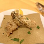 TRATTORIA CHE PACCHIA - 牡蠣のフリット。
                        しっかり目に揚げ切っていますね。衣まで美味しい。