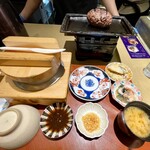 釜元はん米衛 - 【熟成和牛レアハンバーグ定食】
            ごはんは1人用の羽釜の炊きたてを提供。
            小鉢は10種類以上ある中から2種類を選べるので
            「とろろと茄子の揚げ浸し」と「鮭の西京焼き」をチョイス。
            お味噌汁付き。