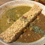 麻布十番 薬膳カレー 新海 - 奥「スリランカ風薬膳スープカレー」、手前「2種お豆とたっぷり野菜の薬膳カレー」