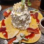 十六雑穀オムライス&ドリア専門店 おむらいす亭 - パンケーキ790円、生クリームの中にアイス入ってます