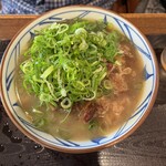 Marugame Seimen - 相方の肉うどん、いつもながらねぎどっさり。