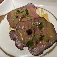 旬菜ステーキ処 らいむらいと - ③牛タンのローストの炙り、はちみつレモン