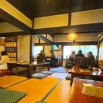 かつれつえん - 店内はいつも静かで落ち着いています。
奥に椅子席も出来たんですね。