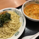 日高屋 - お盆の向きが逆だ
            チャーシューのボリュームが伝わらない
            