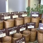 ビーンズ・ハウス - これから煎られる前の豆の入ったカゴです