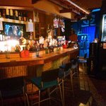 BAR D.T - カウンターの上には屋根があり、日本のBARって感じになってます