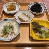 日本橋浅田 - 恵比寿・ひじき・焼かまぼこ・鶏肉胡麻だれ掛け・お漬物