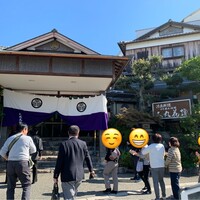 人丸花壇 - 入口。家紋がバーン！！エントランスも美しい。