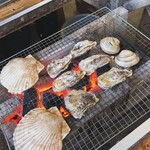 竹崎海産 - 牡蠣は平らな方を下にしてまず焼くよ