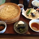 釜あげうどん  - 釜揚げ・天ぷら。おにぎり登場です。