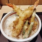 てんぷら・そば 門左衛門 - お茶碗一杯分くらいのご飯に海老天2本、インゲン2本