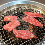 焼肉 わがんせ - 葉山石井牛ロース：ロースターに乗せ焼き始めます。