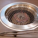 焼肉 わがんせ - ロースターの網が広く、中央付近の温度が高めの場所で焼き、端の方へと回避させれば、火に炙られ焼けることもありません。