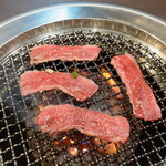 焼肉 わがんせ - 半国産牛カルビ：４枚ともロースターの中央部に置いて焼き始めます。