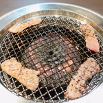 焼肉 わがんせ - 半国産牛カルビ：程よく焼け、内部に赤身を残すくらいの焼き加減、レアな状態になったら端へと置きます。