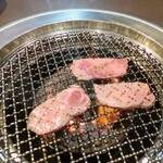 焼肉 わがんせ - 半タン：肉厚でプリッとし、既に“塩コショウ”で味付けされています。