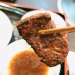 焼肉 わがんせ - 半レバー：“タレ”に漬けても、サクッと囓ることができ、柔らかさと濃厚な味わいが堪能できました。