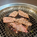焼肉 わがんせ - 葉山石井牛ロース：中央部で丁寧に焼きます。
